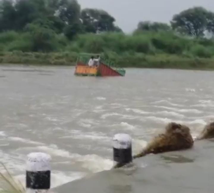 पार्वती नदी में लोडर के साथ बह गए दो युवक