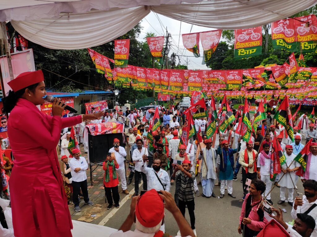 मजदूरों और भूमिहीनों के अधिकारों को लेकर सपा ने किया प्रदर्शन