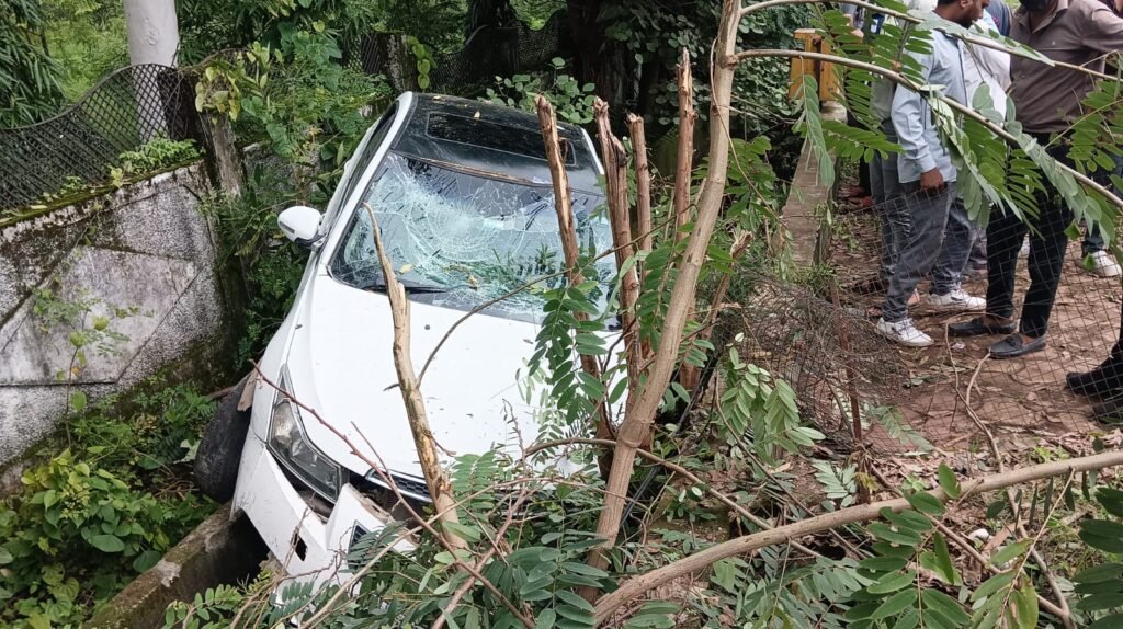 विश्राम भवन के सामने नाले में गिरी कार, हादसा टला