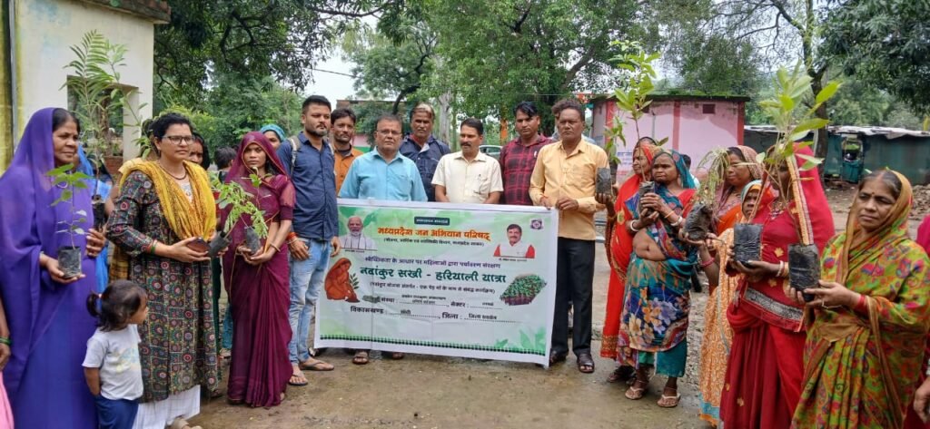 रतनपुर में पौधरोपण कर ग्रामीणों ने दिया पर्यावरण संरक्षण का संदेश