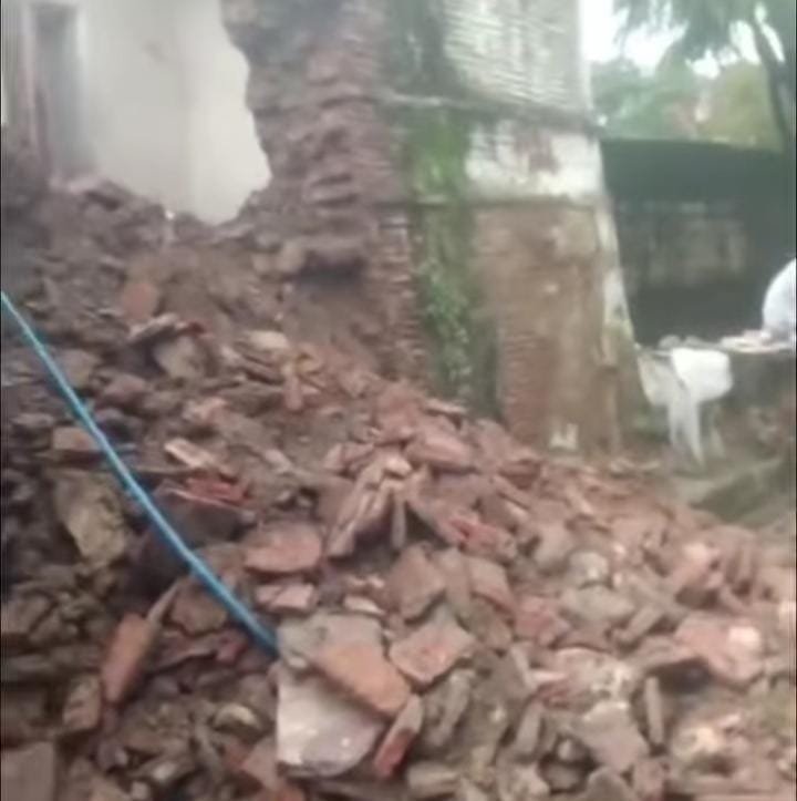 बागवई में  बारिश के चलते मकान धराशाई, परिजन किसी तरह बाल – बाल बचे