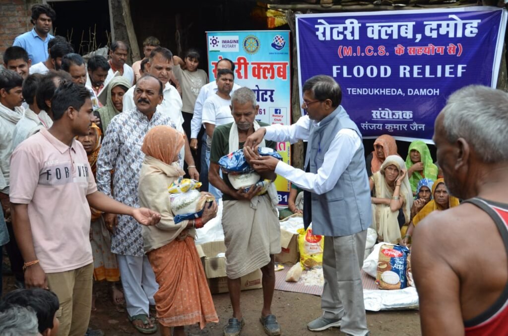 आगे आकर रोटरी क्लब ने काफी मात्रा में सामग्री वितरित की