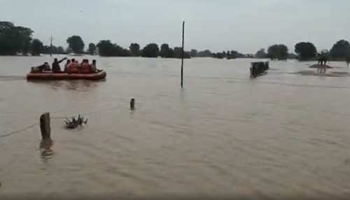 शिवपुरी में नदी के तेज बहाव में बहे दो युवक