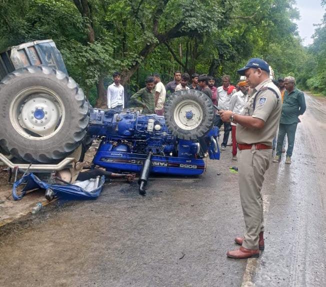 ट्रैक्टर ट्राली पलटी, चालक सहित 2 की मौत