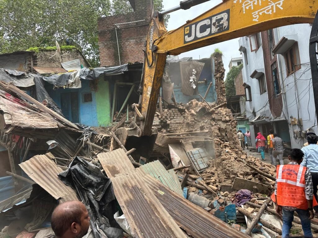 तीन जर्जर मकान जमींदोज