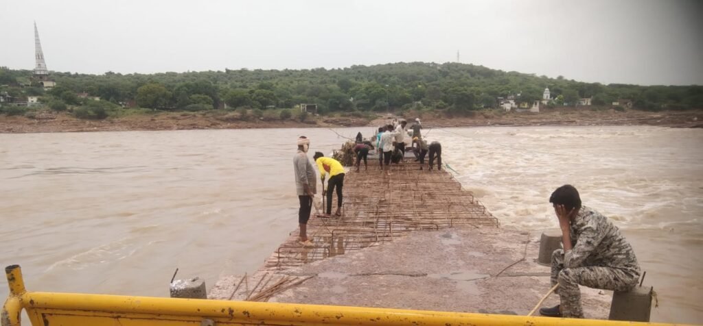 सनकुआ धाम पर बरसात में टूटे पुल की मरम्मत शुरू