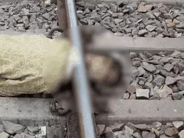 भिंड रेलवे स्टेशन पर ट्रेन के नीचे लेटकर सुसाइड