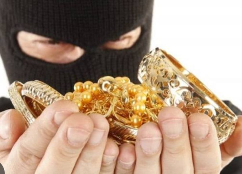 बैंक लॉकर में जेवर रखने जा रही महिला का बैग चोरी