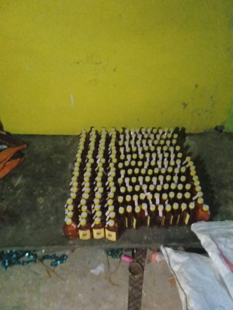 घर की सर्चिंग में मिला शराब का जखीरा, एक दीवार फांदकर भागा, दूसरा गिरफ्तार