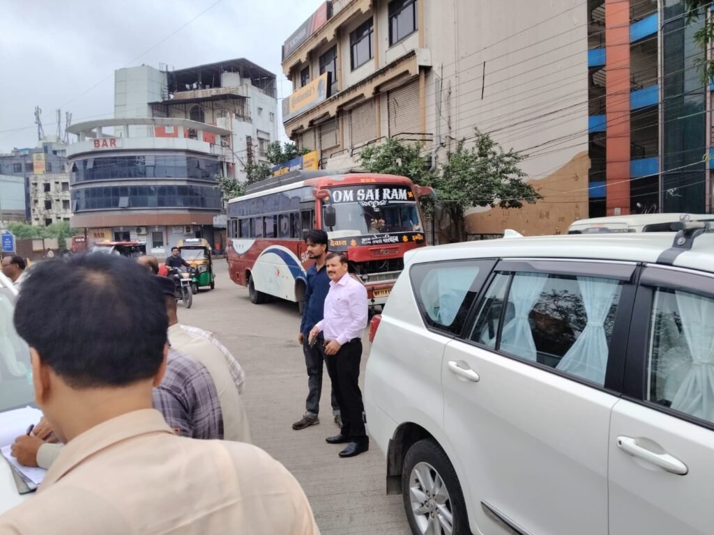 बेतरतीब बसों पर कार्रवाई, 8 बसें जब्त