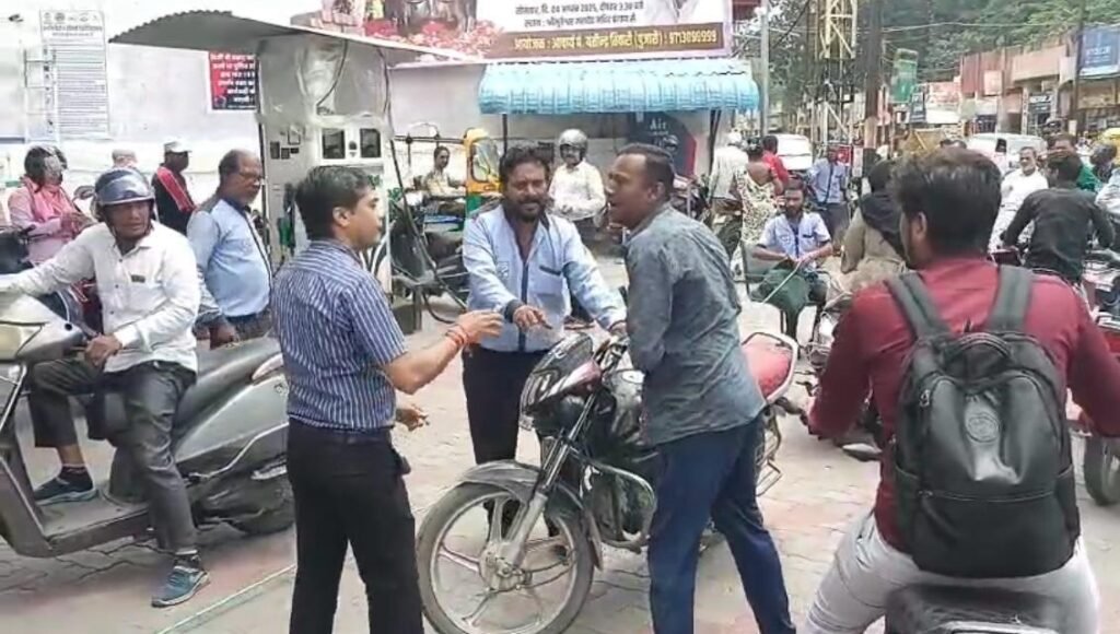 हेलमेट पर पेट्रोल पंपों पर तकरार