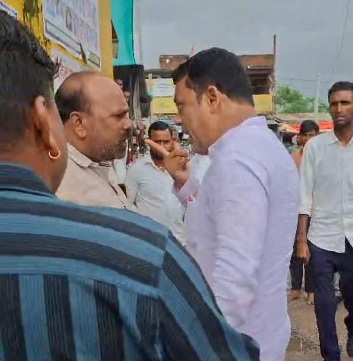 मोहना में सड़क पर झगड़े नगर परिषद के अध्यक्ष और भाजपा पार्षद