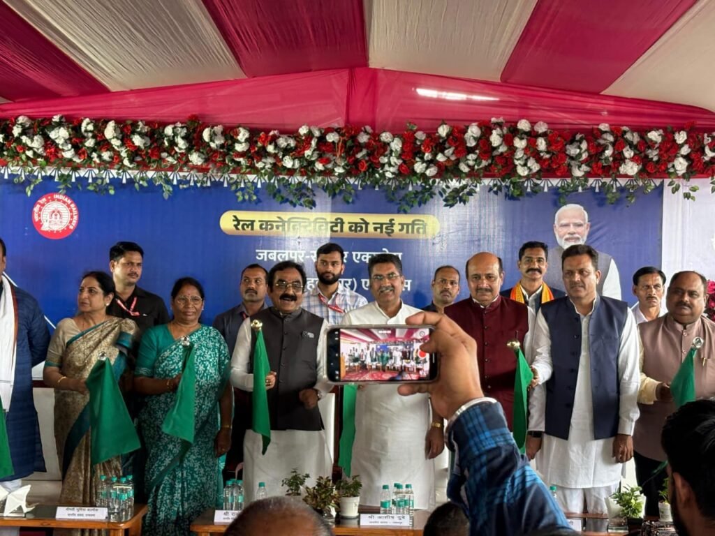 जबलपुर-रायपुर व रीवा-पुणे ट्रेन  उद्घाटित, हुईं रवाना