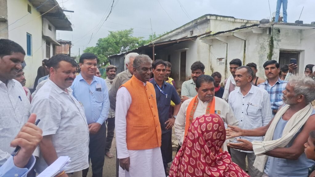 मनकापुर नाले में युवक की मौत पर विधायक ने पहुंचकर दी सांत्वना