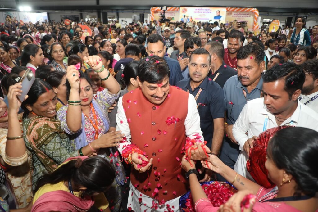 CM ने बेस्ट लाइफ स्टाइल कंपनी में बहनों संग मनाया रक्षाबंधन