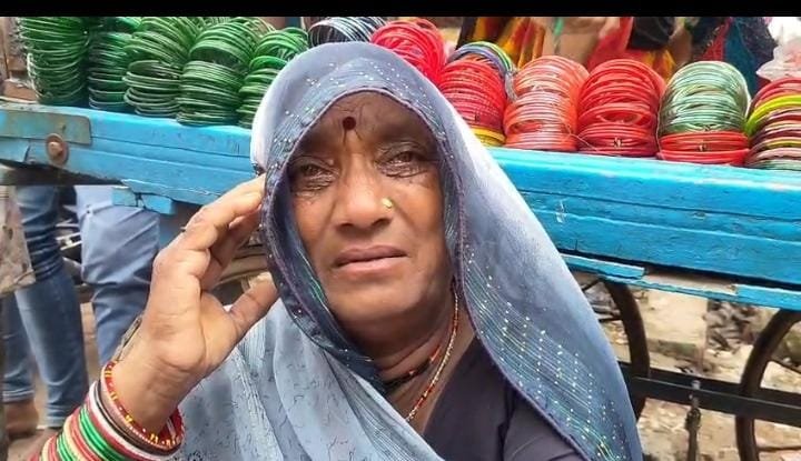 महिला को बातों में उलझाकर अज्ञात युवकों ने मंगलसूत्र छीना