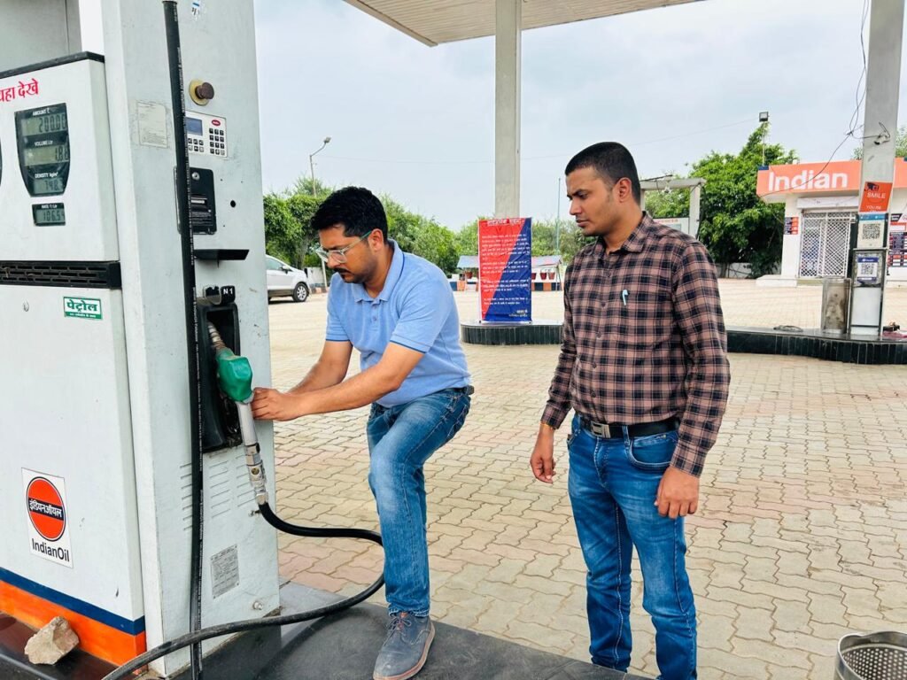 पंप संचालक ने बिना हेलमेट पेट्रोल दिया,2 दिन का रिकॉर्ड खंगाल पंप किया सील