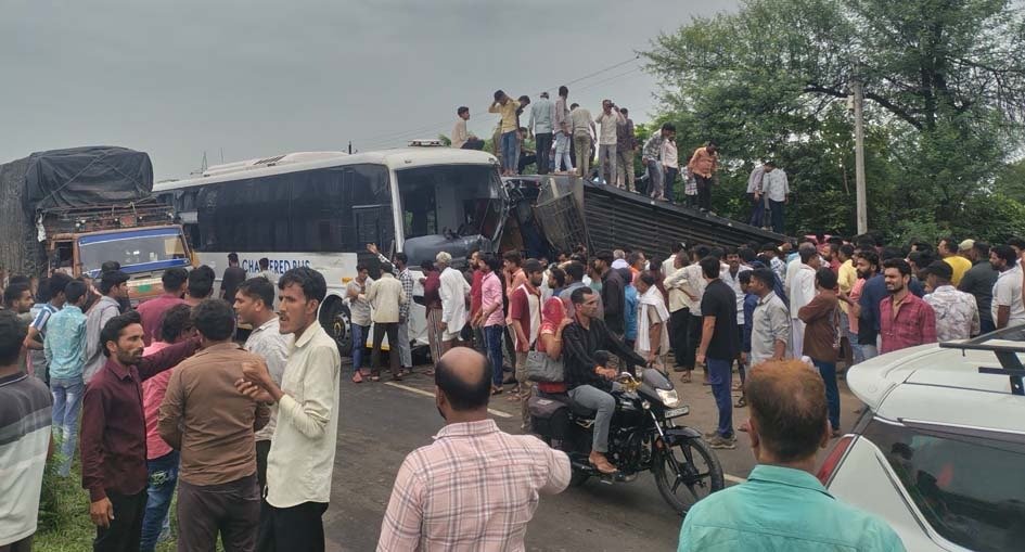 चाटर्ड की टक्कर से सवारी उतार रही बस पलटी, डेढ़ दर्जन यात्री घायल