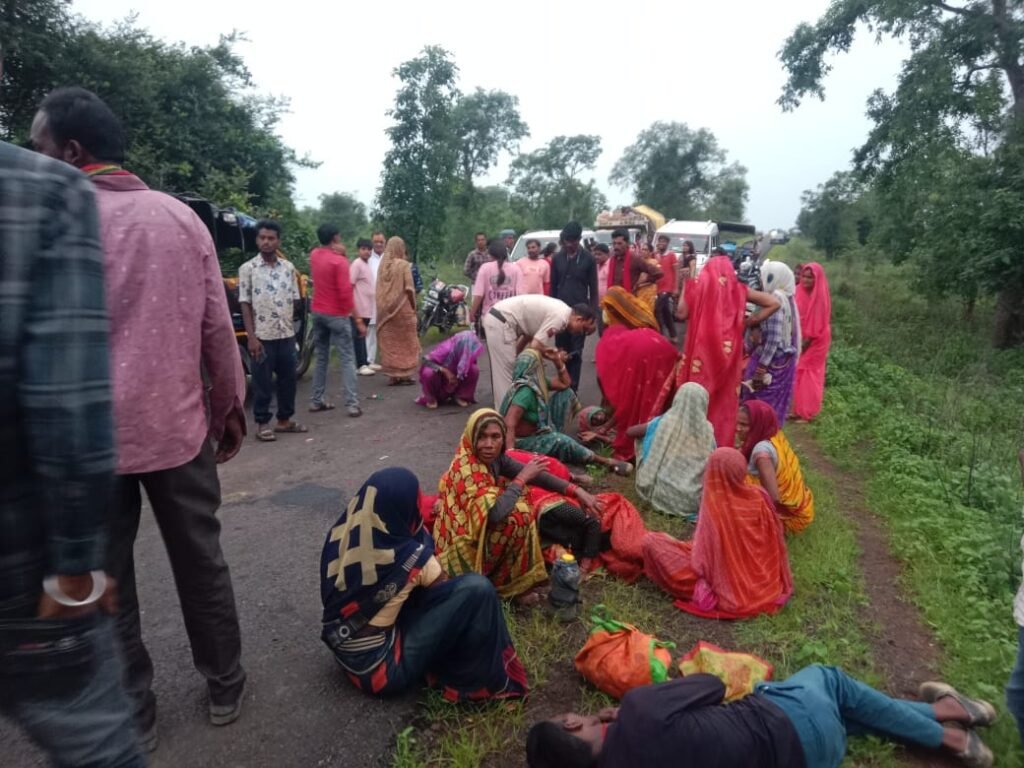 तीन पहिया ऑटो पलटा, एक दर्जन  सवार घायल