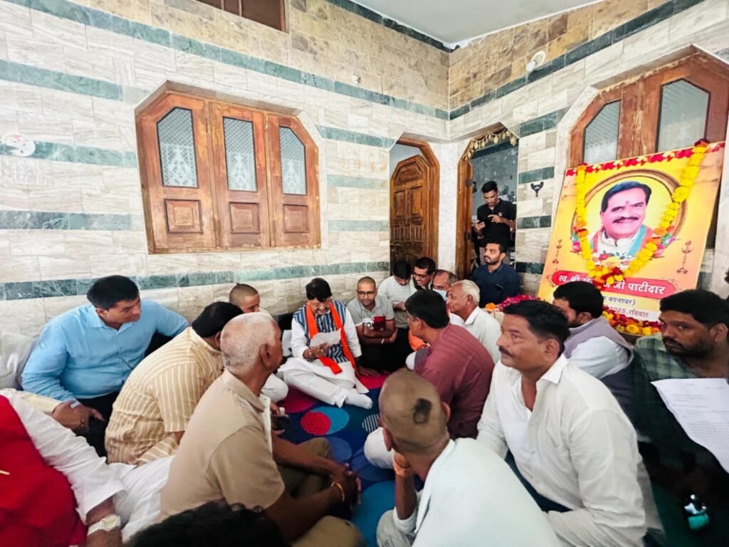 पूर्व विधायक पाटीदार को मंत्री विजयवर्गीय ने दी श्रद्धांजलि