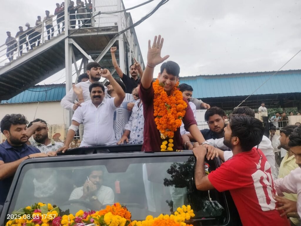 युकां के राष्ट्रीय महासचिव मितेन्द्र ग्वालियर आये, कार्यकर्ताओं ने की अगवानी