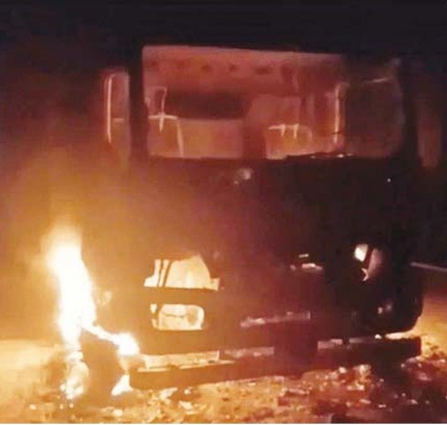 धार रोड पर खड़े ट्रक में लगी आग, ड्राइवर ने कूदकर बचाई जान