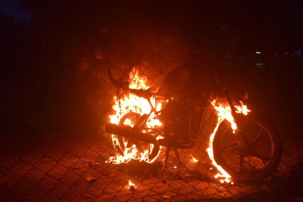 रेलवे स्टेशन की पार्किंग में खड़ी बाइक खाक