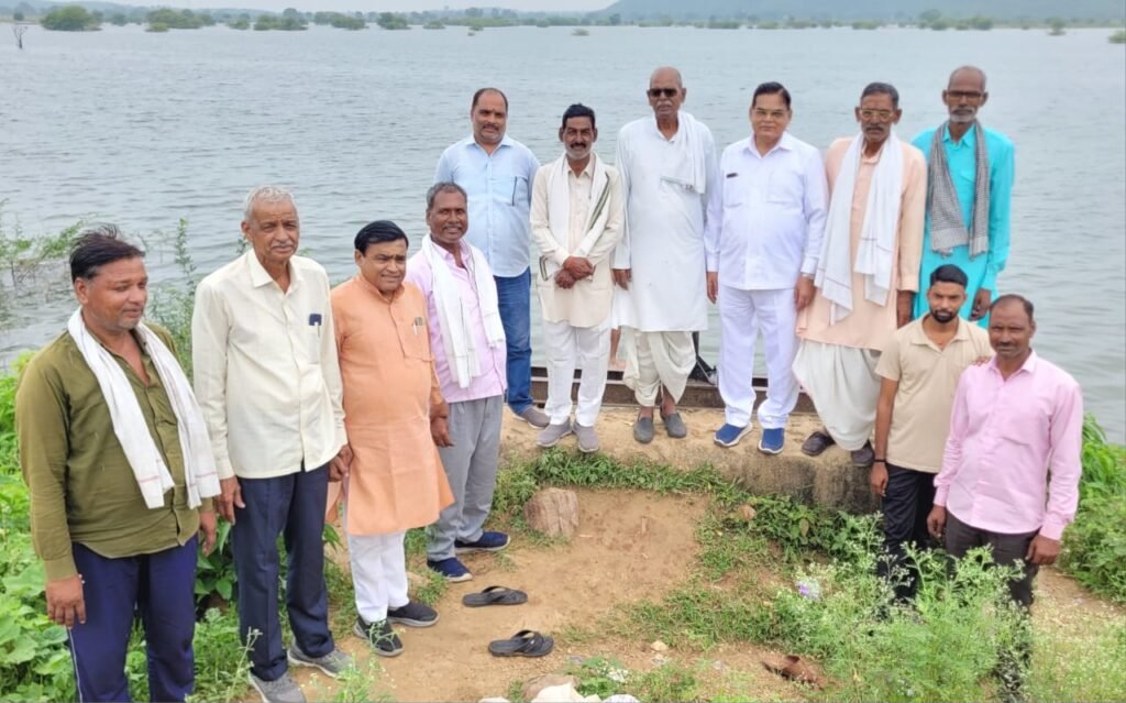 पूर्व मंत्री लाखनसिंह ने बाढ़ से हुए नुकसान का जायजा लिया, ग्रामीणों से मिले