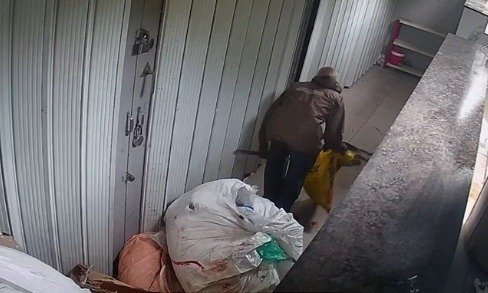 श्वान को पीटकर बोरी में भर ले गया