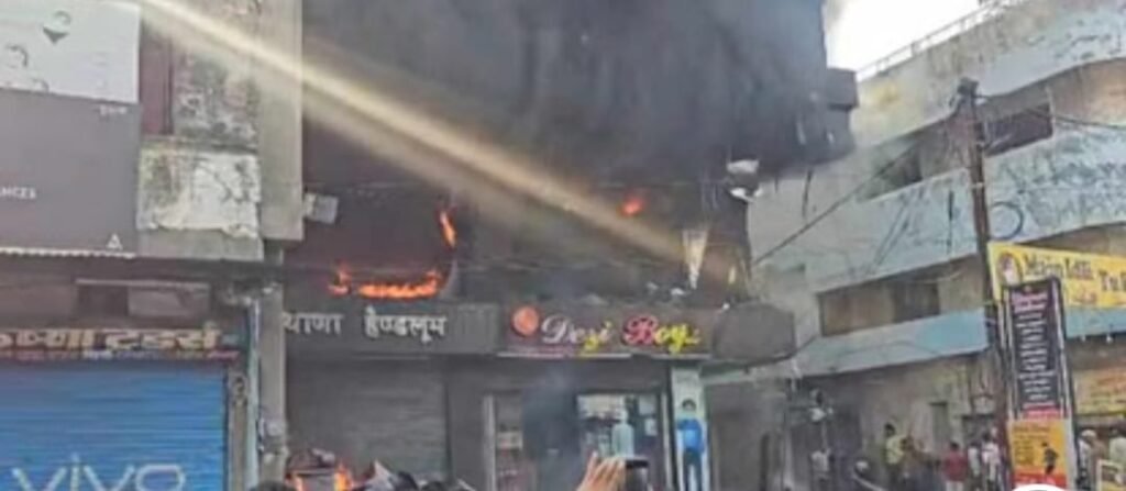 भारती टावर में लगी भीषण आग, करोड़ों की आर्थिक क्षति जनहानि नहीं