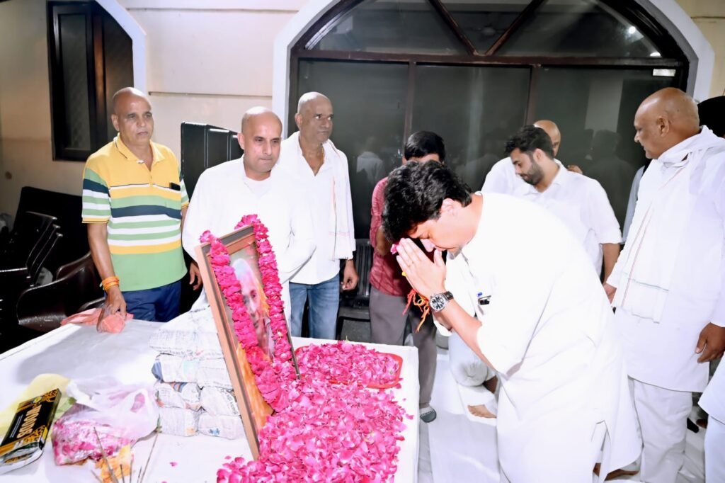 सिंधिया ने सांसद अशोक सिंह के निवास पर पहुंचकर गहन संवेदना व्यक्त की