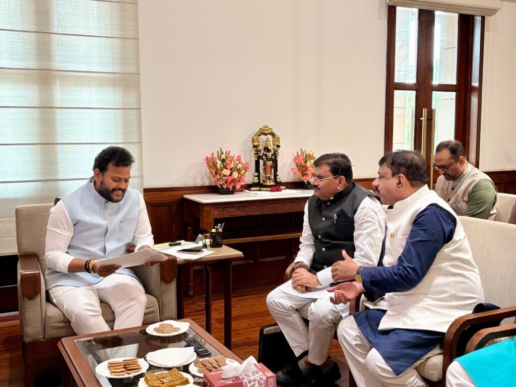 खंडवा में हवाई पट्टी के नवीनीकरण के लिए केंद्रीय मंत्री नायडू से मिले सांसद पाटिल