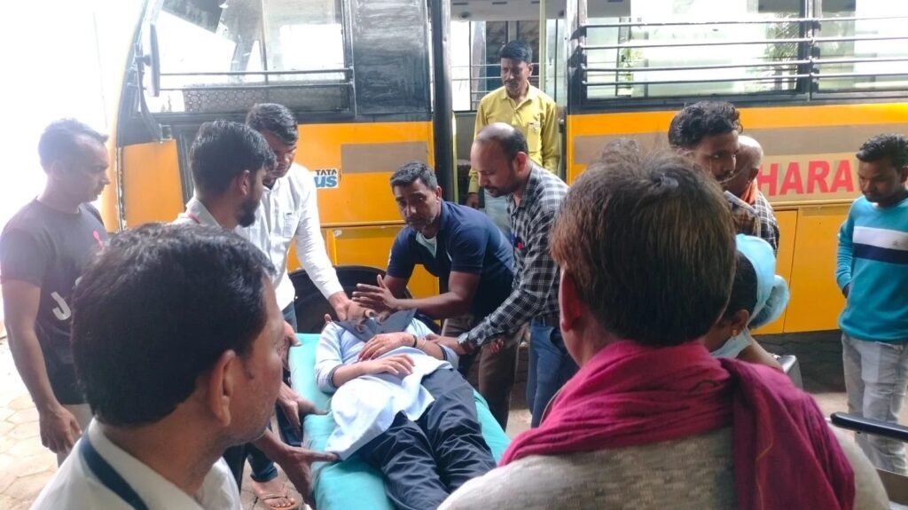 रोहना में स्कूल बस हादसा, तीन दर्जन से अधिक बच्चे घायल