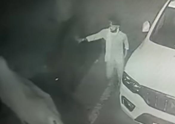 ग्वालियर में कैला देवी मंदिर के बाहर गाय चोरी,बछड़ा भूख से तड़प रहा, पुजारी ने रखा 5000 का इनाम