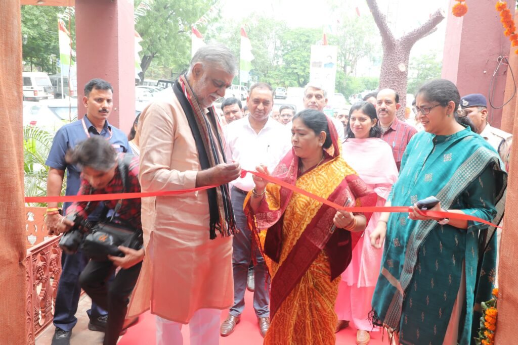 भोपाल हाट में मंत्री प्रहलाद पटेल ने राखी मेले का किया शुभारंभ