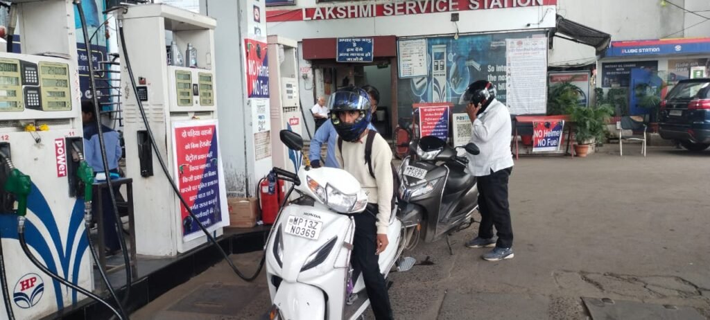 हेलमेट जरूरी, लेकिन यातायात और सड़कों में भी हो सुधार