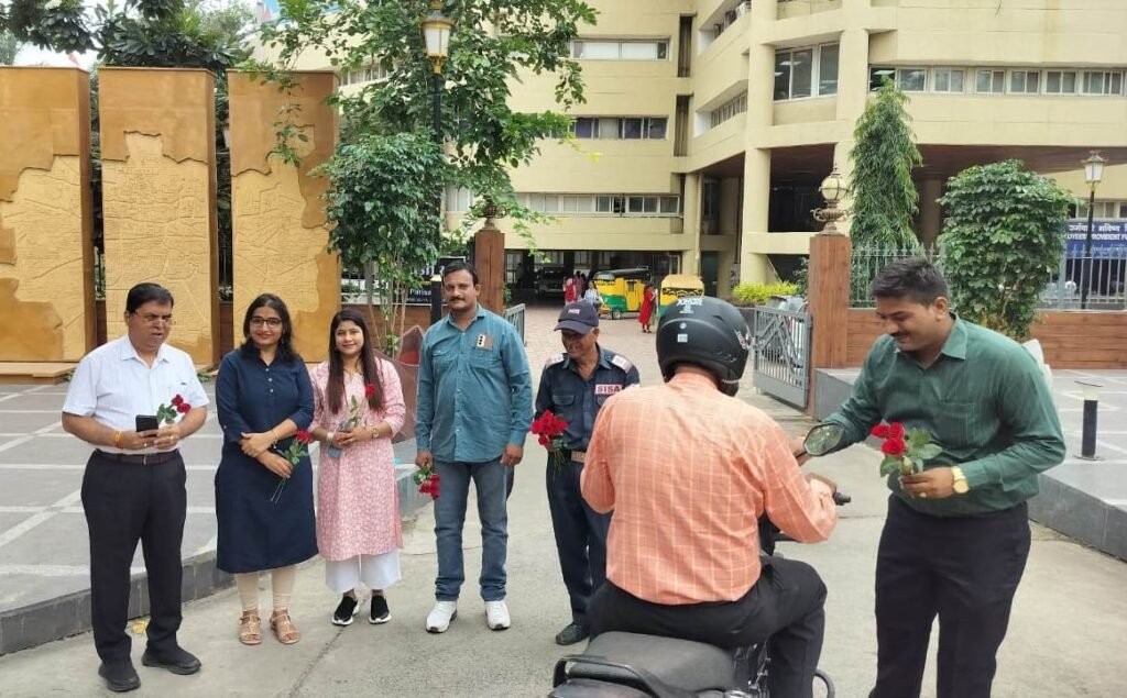 हेलमेट वालों का गुलाब से स्वागत