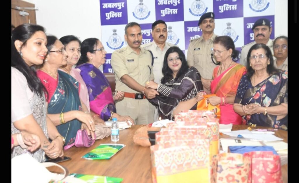 पुलिस अधीक्षक की कलाई पर बांधी राखी