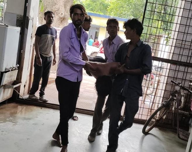 पत्नी को बचाने तालाब में कूदे पति की मौत