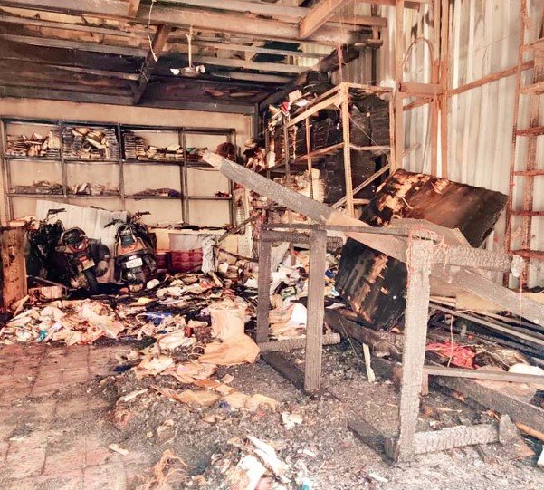 खजूरी बाजार में भड़की आग, एक ही परिवार की तीन दुकानें खाक