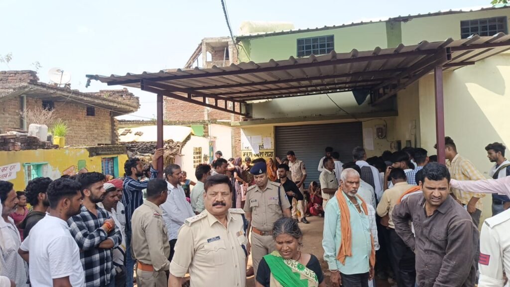 खाद के लिए किसानों की भीड़, पुलिस बुलानी पड़ी