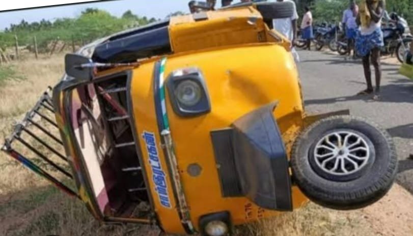 माजदा की टक्कर के बाद पलटा ऑटो, चार घायल