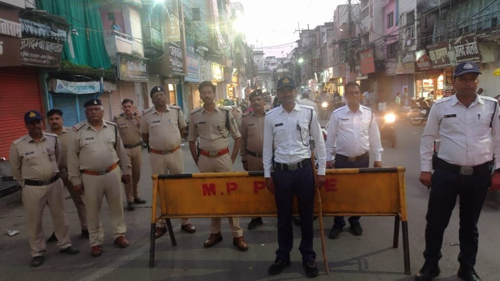 सड़क पर खड़े वाहनों के काटे चालान