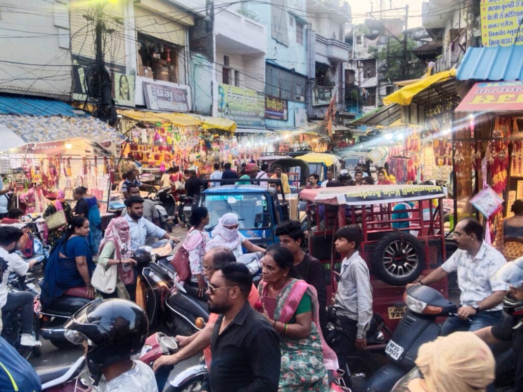 बाजार के अंदर घंटों तक बनी रही जाम की समस्या