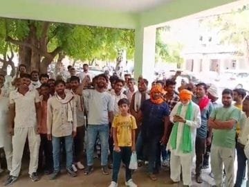 खाद की किल्लत पर किसानों का हंगामा,  प्रभारी गायब