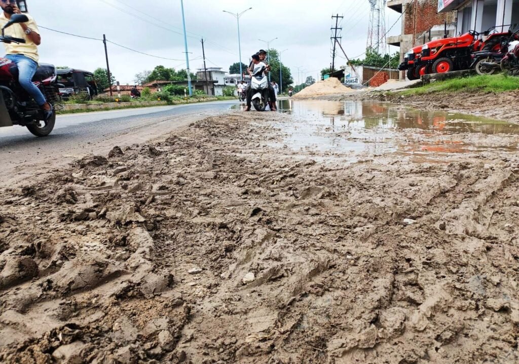 चार साल बाद भी नाली निर्माण अधूरा,नहीं टला हादसों का खतरा