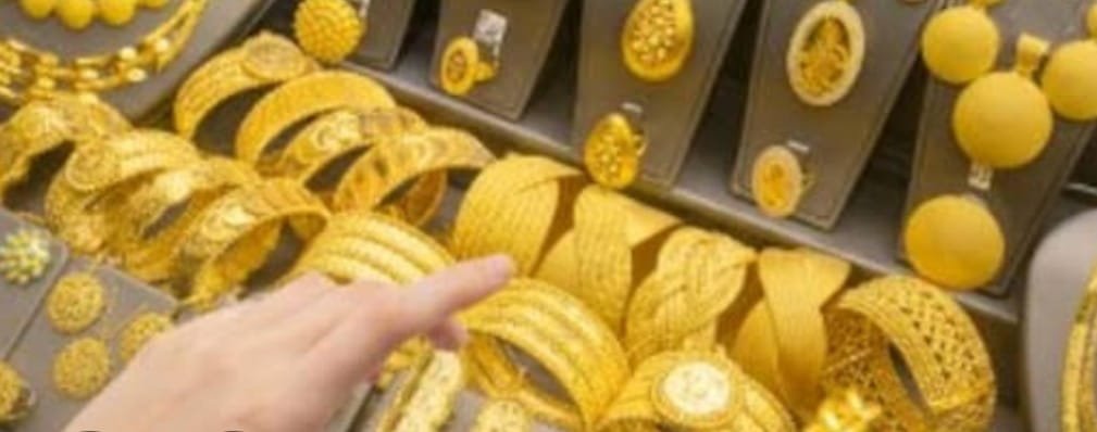 ग्राहक बनकर पहुंचे चोर ले गए जेवरात