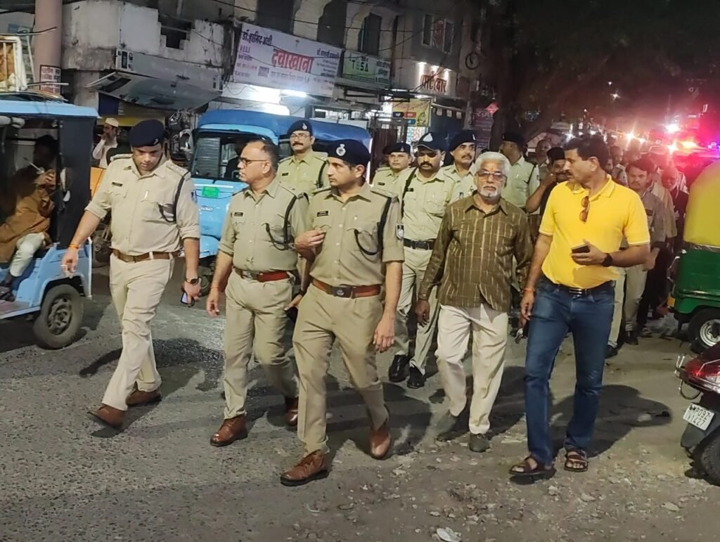 खजराना में पुलिस ने किया फ्लैग मार्च, ड्रोन से संवेदनशील इलाकों की निगरानी