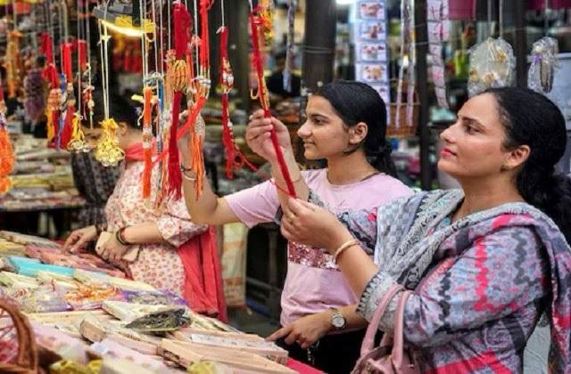 आज मनाया जायेगा रक्षाबंधन, राखी और मिठाई की रही जोरदार बिक्री