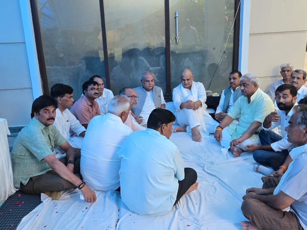 विधानसभा अध्यक्ष नरेंद्र सिंह ने राज्यसभा सांसद अशोक सिंह के निवास पर पहुंचकर संवेदना व्यक्त की